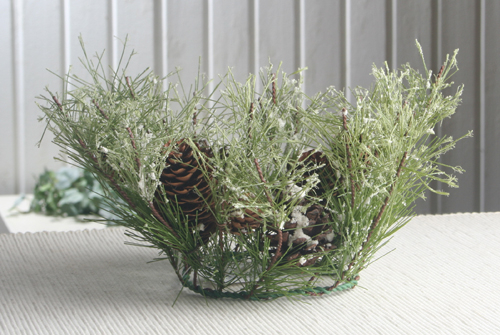 Kerzenkranz "Tanne + Zapfen + Schnee", ca. 25 cm Ø Kerzenkranz "Tanne + Zapfen + Schnee", ca. 25 cm Ø