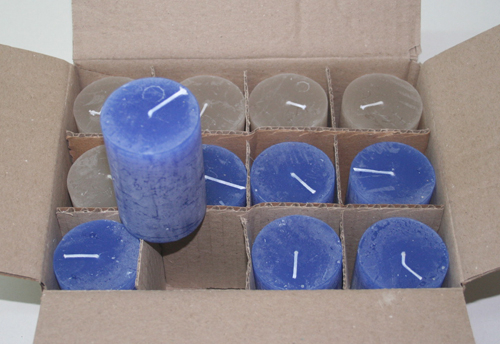 Posten 644: 1-B-Ware, 12 x Rustik-Kerzen 8 x 5 cm Ø, blau-sand