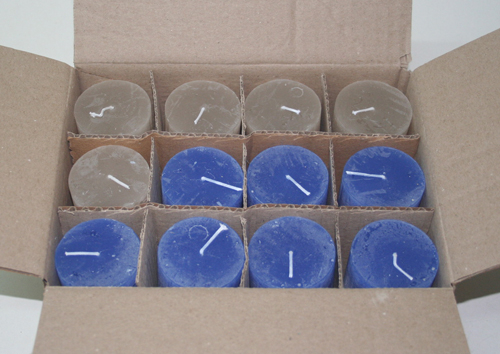 Posten 644: 1-B-Ware, 12 x Rustik-Kerzen 8 x 5 cm Ø, blau-sand