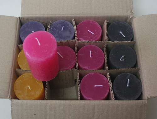 Posten 699: 1-B-Ware, 12 x Rustik-Kerzen 8 x 5 cm Ø, maisgelb-lila-pink-fuchsia-anthrazit