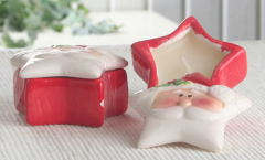 Dekokerze in Keramikdose, Sternform, Weihnachtsmann creme-rot