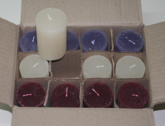 Posten 560: 1-B-Ware, 12 x Rustik-Kerzen 8 x 5 cm Ø, lila-creme-bordeaux