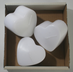 Posten 541: 1-B-Ware, 3 x Stumpenkerze Herzform ca. 6 x 9 cm Ø, weiß