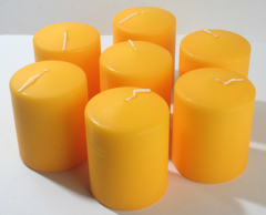 Posten 539: 7 x Stumpenkerzen 10 x 8 cm Ø, goldgelb