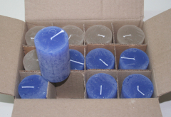 Posten 644: 1-B-Ware, 12 x Rustik-Kerzen 8 x 5 cm Ø, blau-sand