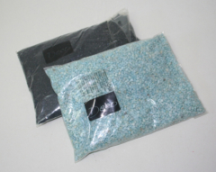 Posten 658: 1-B-Ware, Dekogranulat / Dekosteine (2-3 mm), schwarz-hellblau, ca. 1,9 kg