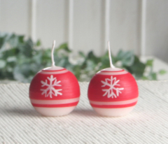 2er-Set Kugelkerze "Schneekristall", 4 cm Ø, weiß/rot