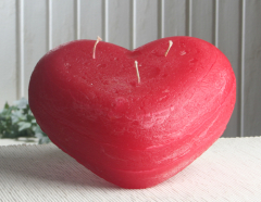 Posten 727: Dreidochtkerze "Landhaus Herz", ca. 8 x 20 cm Ø, rot